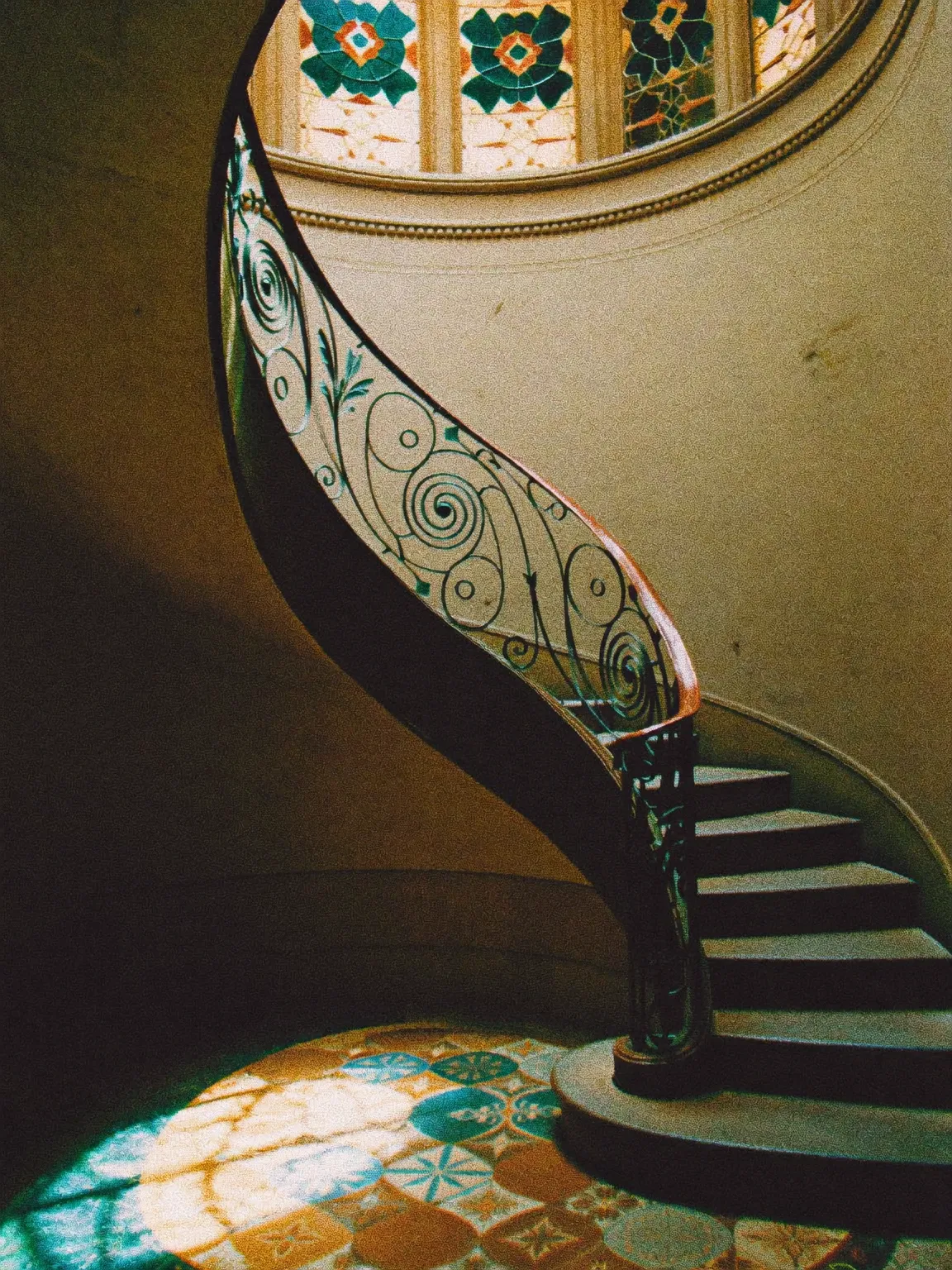 Escalier Belle Époque et vitrail, ambiance de nuit