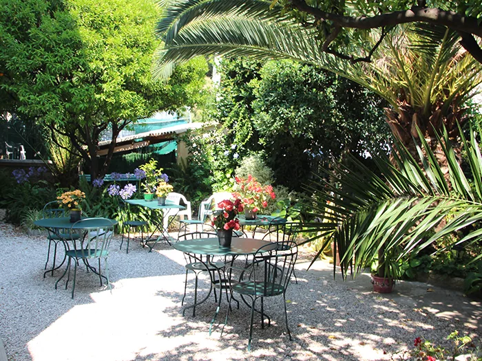 La terrasse et le jardin de la Villa Les Cygnes