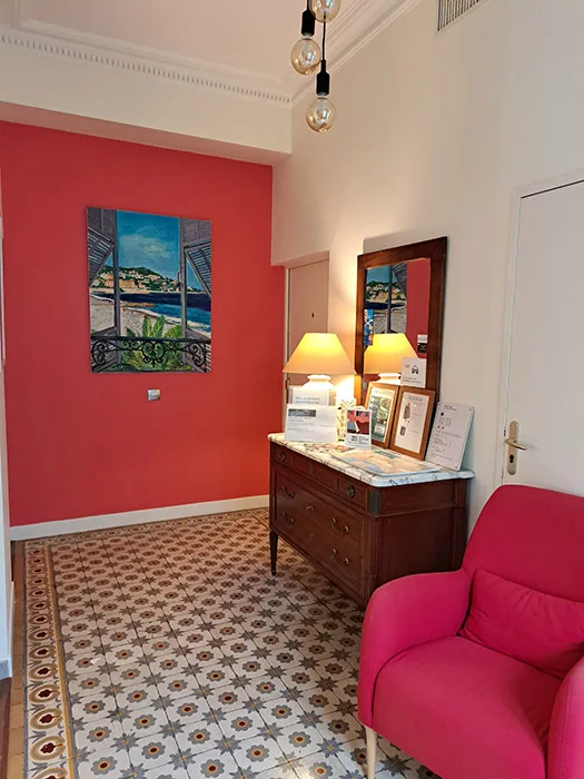 Le salon aux murs framboise